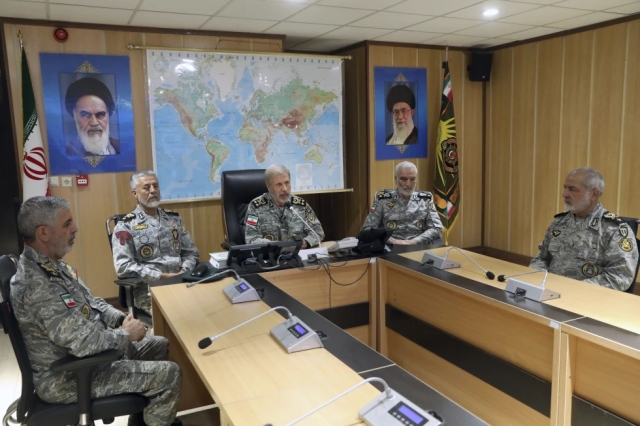 En esta imagen publicada el lunes 23 de junio de 2025 por el servicio de prensa del Ejército iraní, el comandante en jefe, el general Amir Hatami, en el centro, acompañado de oficiales de alto rango, habla en una videollamada con comandantes del ejército en el cuartel general de Zolfaghar, Irán.