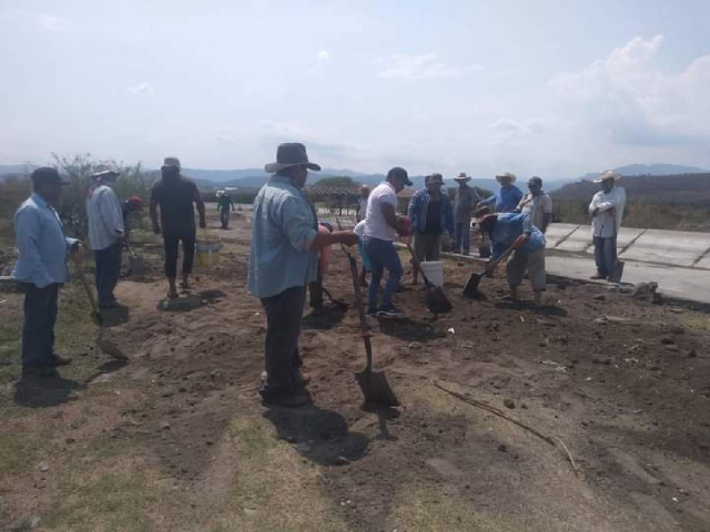 Con las faenas se busca evitar que aumente la contaminación en la laguna.