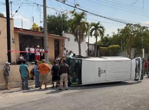 Un desperfecto en un neumático del vehículo derivó en la volcadura.