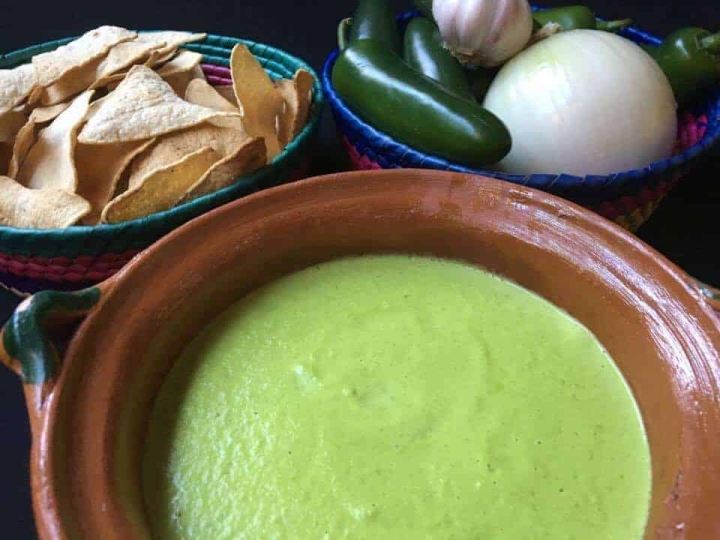 Dales sabor a tus tacos con esta deliciosa salsa cremosa de jalapeño