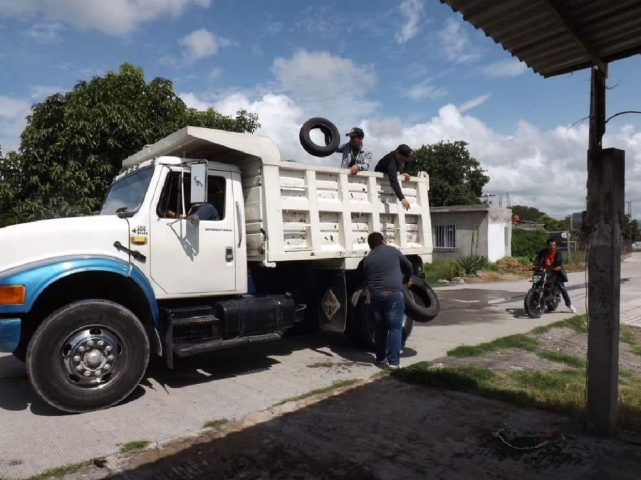 Una de las acciones que consideró necesarias el gobierno es la descacharrización para eliminar criaderos potenciales del mosquito transmisor de la enfermedad.