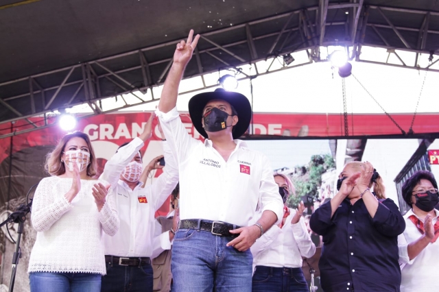 Villalobos cerró su campaña en La Estación