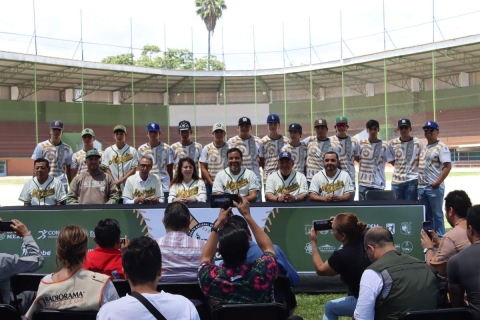 La gobernadora de Morelos, Margarita González Saravia, encabezó la presentación del Campeonato Nacional de Béisbol U15-16.