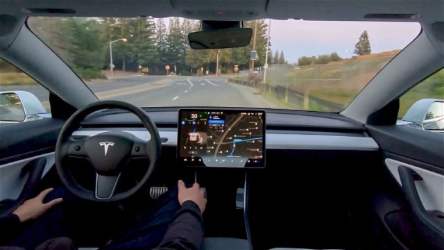 Elon Musk: Tesla acelera proyecto de auto completamente autónomo