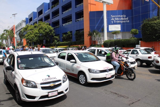 Transportistas adheridos a dos organizaciones bloquearon la avenida Plan de Ayala. En una mesa de trabajo fueron escuchados sus reclamos.  