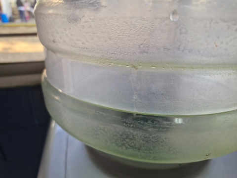 Preocupa a padres de familia del Cetis 12 calidad del agua de garrafones comprados para el plantel