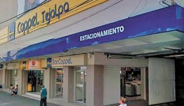 Roban motoneta en el estacionamiento de una tienda