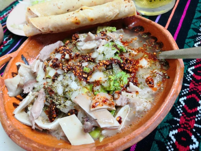 Pozole blanco, rojo o negro… no importa el color, sino el amor con el que se sirve. Cada jueves en Morelos, este platillo se convierte en tradición, identidad y reencuentro.