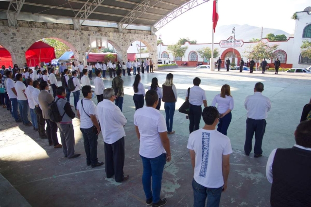 El Ayuntamiento difundió fotografías que se presume son de honores a la bandera por el 197 aniversario de la creación de Tlaquiltenango.