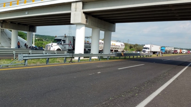 Liberan la autopista La Pera-Cuautla después de más de seis horas