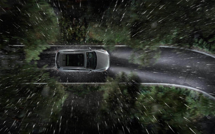 Qué hacer y qué no hacer si tu auto termina en una inundación
