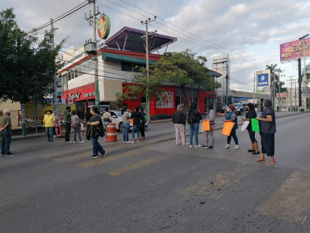 Bloqueo en la avenida Plan de Ayala por la falta de agua