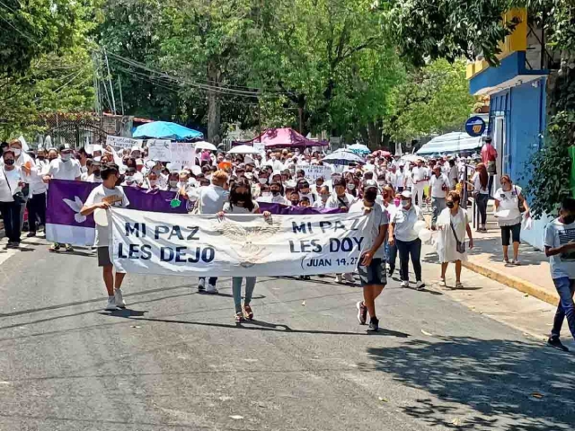 Los manifestantes caminaron por la cabecera municipal de Coatlán del Río.