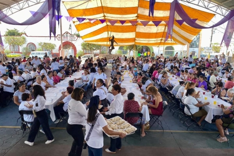 El desayuno fue organizado por el Ayuntamiento y el DIF municipal, este 8 de marzo, D&iacute;a Internacional de la Mujer.