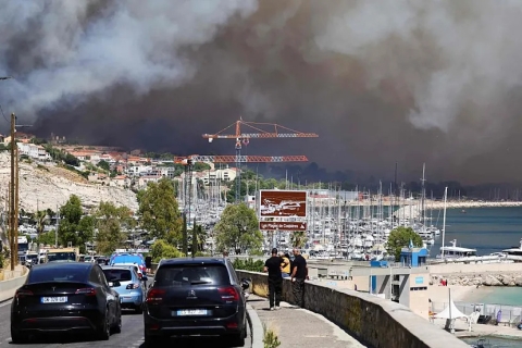 Fuerte incendio provoca cierre del aeropuerto de Marsella en Francia