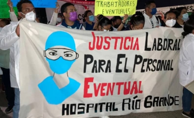Trabajadores de la Salud protestan afuera de la &quot;mañanera&quot; de AMLO.