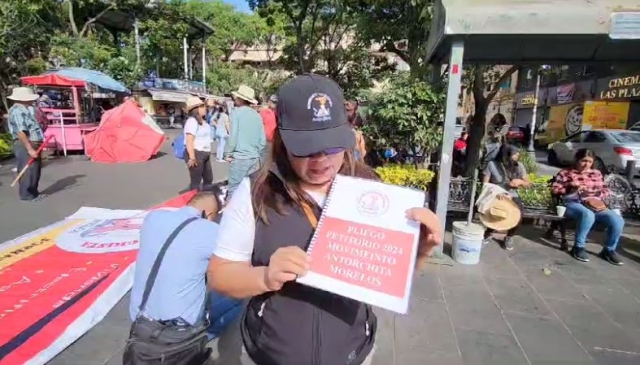 Miembros de Antorcha Campesina se manifiestan en el centro de Cuernavaca