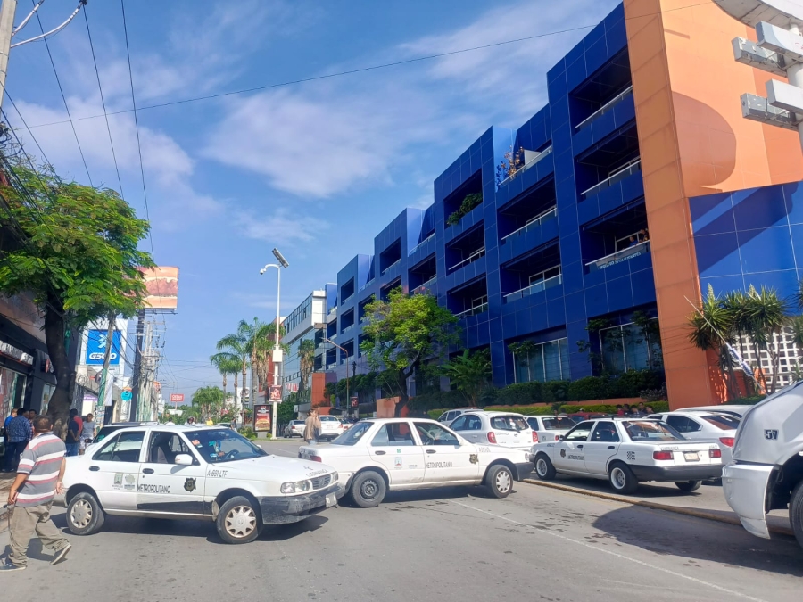 Taxistas se manifiestan en Cuernavaca; realizan bloqueos