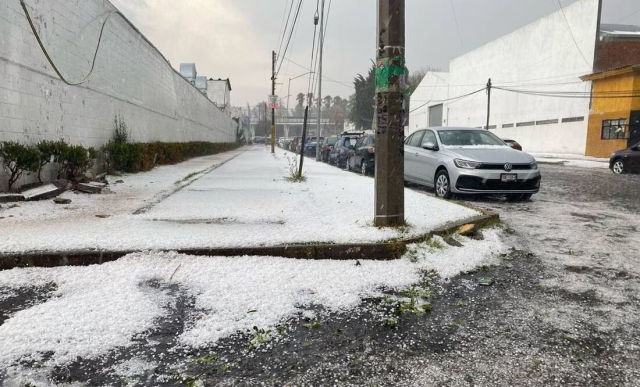 Fuerte granizada en Puebla cubre la capital de blanco
