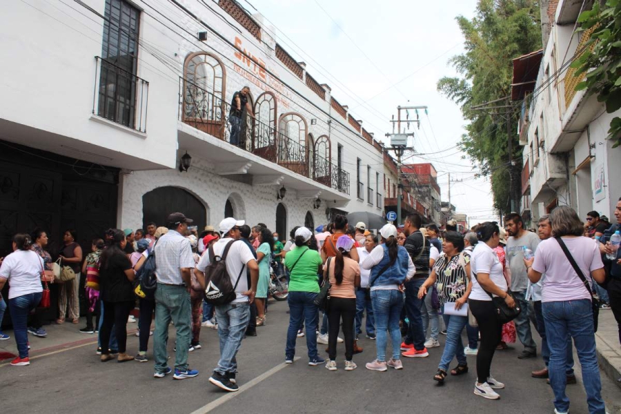 Profesores se manifestaron en la sede del SNTE, en Cuernavaca. 