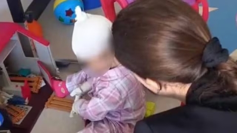 Menor salvada por su abuela en explosi&oacute;n de pipa vuelve a M&eacute;xico