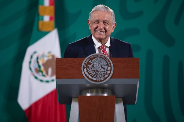 AMLO asegura que cumplió compromiso de vacunación.