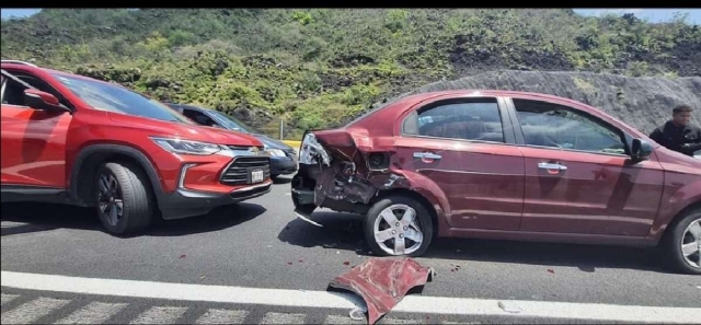 El reporte policiaco señaló que primero chocaron los autos y después la motocicleta.