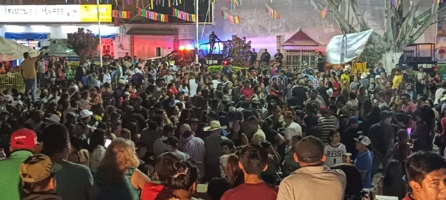 Cientos de personas asistieron a la velación del mal humor, en lo que fue el inicio del carnaval de Tlaltizapán, después de dos años que no se realizó por la pandemia.