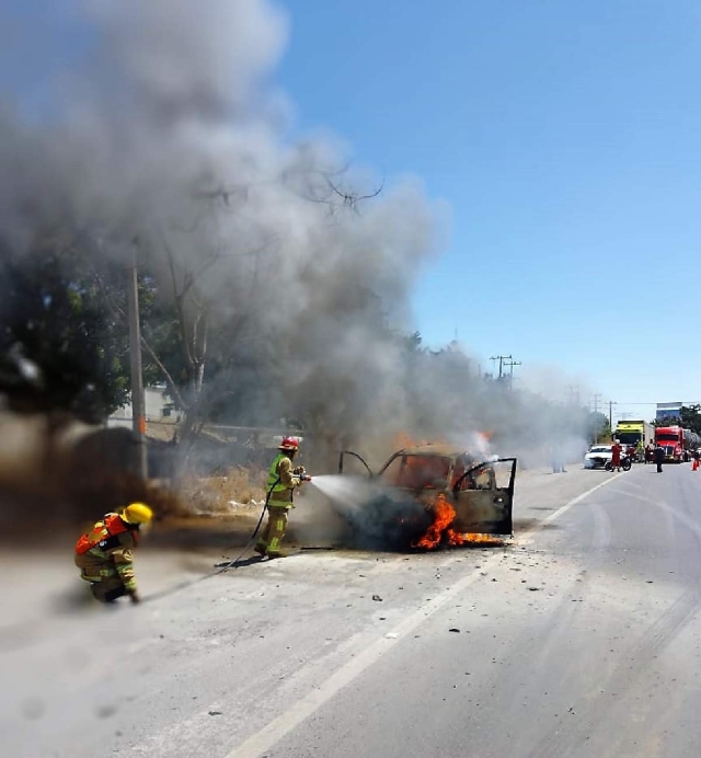 Al menos uno de los vehículos quedó totalmente destruido.