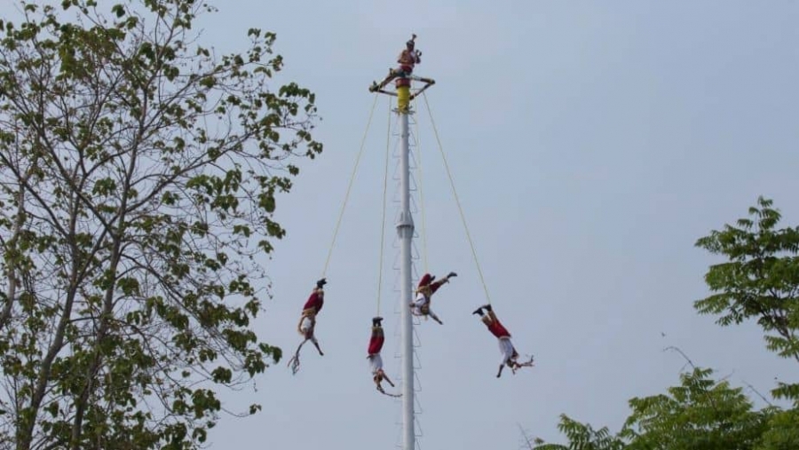 Voladores de Papantla se enredan en pleno vuelo.