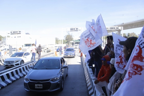 Maestros de la CNTE toman caseta M&eacute;xico-Cuernavaca; permiten paso libre