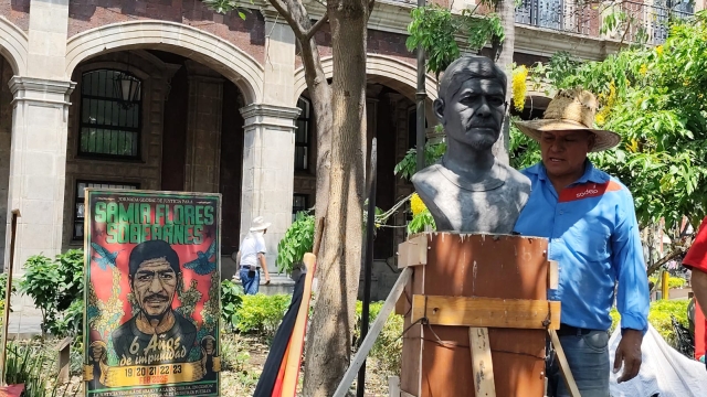 Colocan FPDTA y habitantes de Amilcingo busto del activista Samir Flores en plaza de armas capitalina
