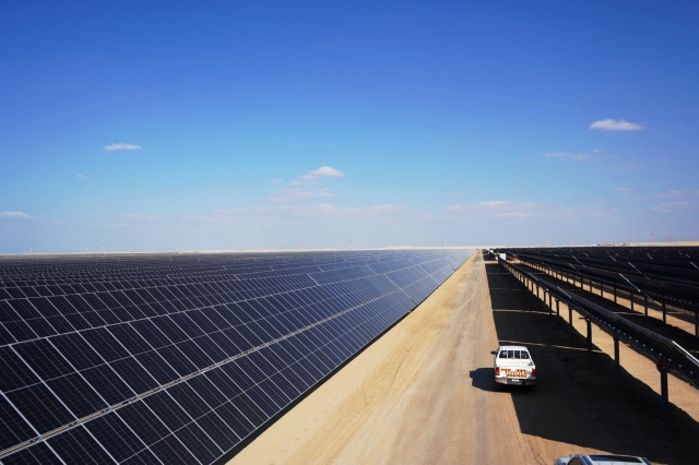 Emiratos inaugura una de las plantas solares más grandes del mundo