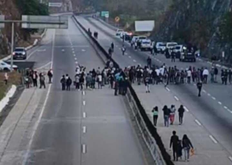 Bloqueo en autopista M&eacute;xico-Acapulco, a la altura de Tierra Colorada