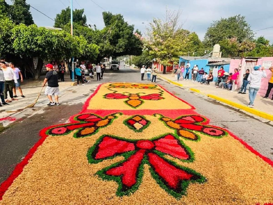 El tapete es elaborado de manera artesanal para recibir la imagen de la virgen de la Candelaria.