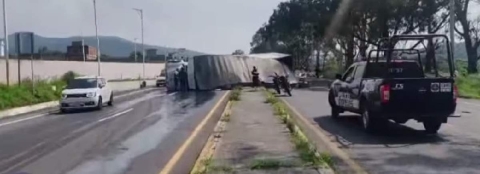 Cerca del barranco al que cayó el auto había un camión volcado.