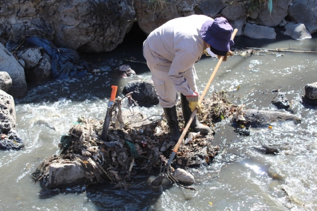 Alertan a vecinos de barrancas del peligro que corren