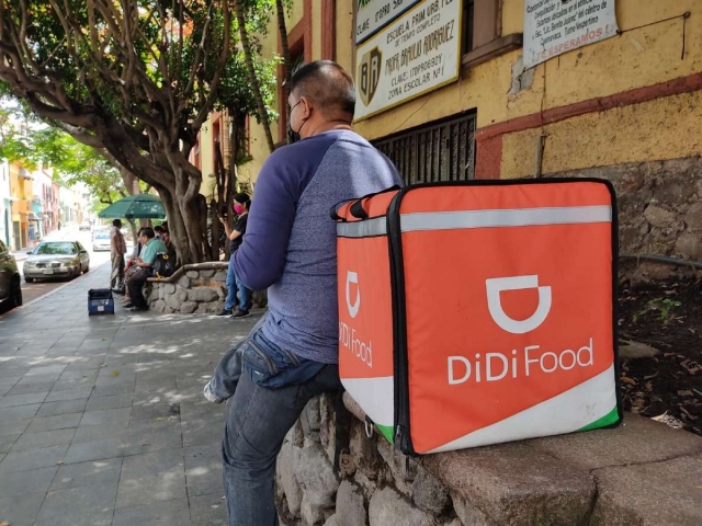 Es árbitro de futbol y repartidor de comida 