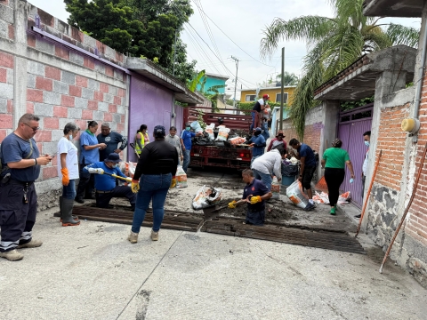 Refuerzan acciones preventivas con limpieza y desazolve en canales de Emiliano Zapata