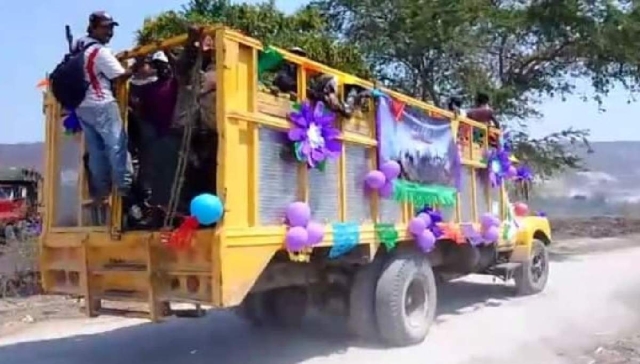 Como es tradición, los transportistas adornaron sus vehículos para anunciar el fin de la zafra en el IEZ. Cuando caiga el último bulto de azúcar, la fábrica hará sonar el silbato.