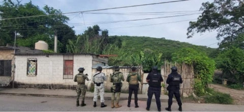   La droga que habrían encontrado en la casa quedó a cargo de las autoridades.