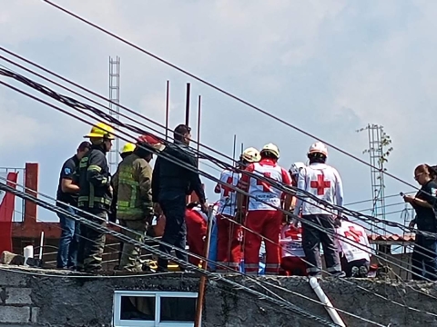 Param&eacute;dicos bajaron de la azotea al afectado para trasladarlo a un hospital.