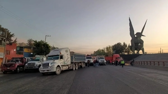 Transportistas bloquean autopista México-Pachuca por adeudos del Tren Maya