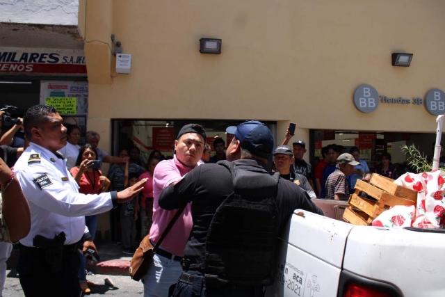 La respuesta de los ambulantes organizados consistió en amedrentar a quienes trataban de retirar los puestos que carecen de documentos.  