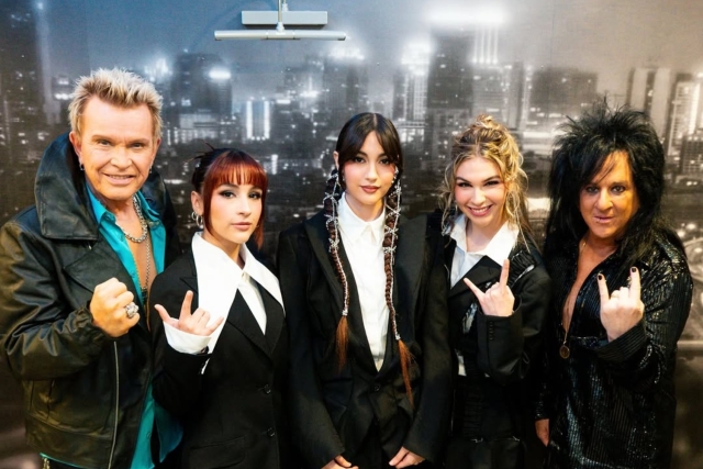 Billy Idol sorprende al unirse a The Warning con 'La Bamba' en una noche dedicada a la m&uacute;sica latina