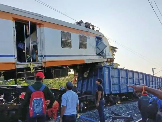 Choque de trenes en India deja 11 muertos y más de 20 heridos