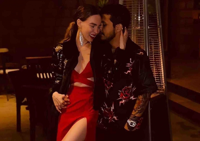 Belinda sube al escenario para robarle un beso a Christian Nodal