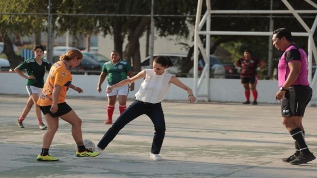 Claudia Sheinbaum juega cascarita de fútbol con mujeres en Nuevo León