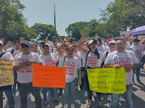 Trabajadores se manifestaron en calles del centro de Cuernavaca y en el palacio de gobierno. Posteriormente se reunieron con la mandataria Margarita González y con autoridades del gobierno estatal. 