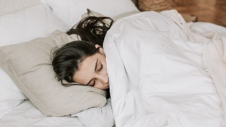 Cómo elegir las mejores almohadas según la forma en la que duermes